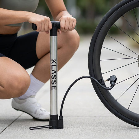 Inflador Manual Con Base Klasse 120 PSI Con 2 Picos Extra (KS7711)