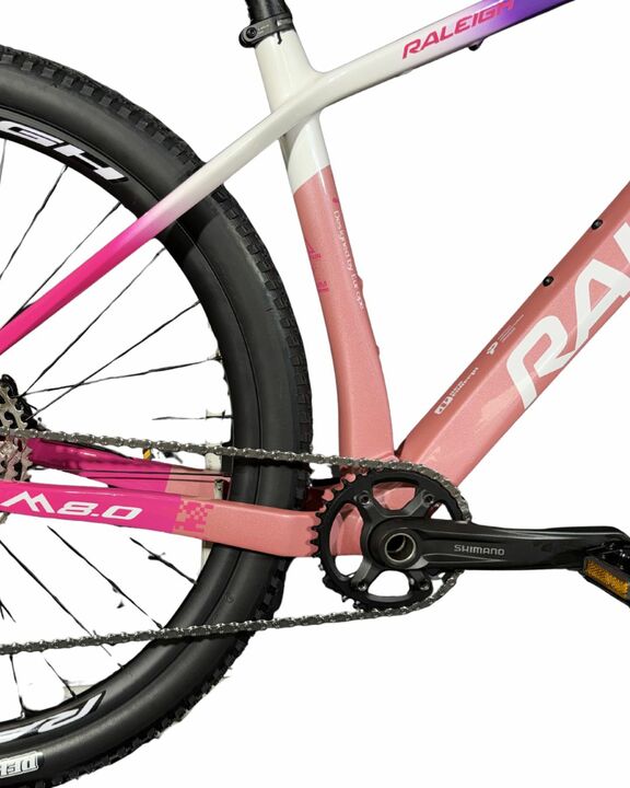 Bicicleta Raleigh Mojave 8.0 - Talle 16.5" - Rosa-Blanco-P- Cuadro de CARBONO - Frenos a discos Hidraulicos - Monoplato 1x12 - Rodado 29 MTB _ Linea 2026. - Vista 2