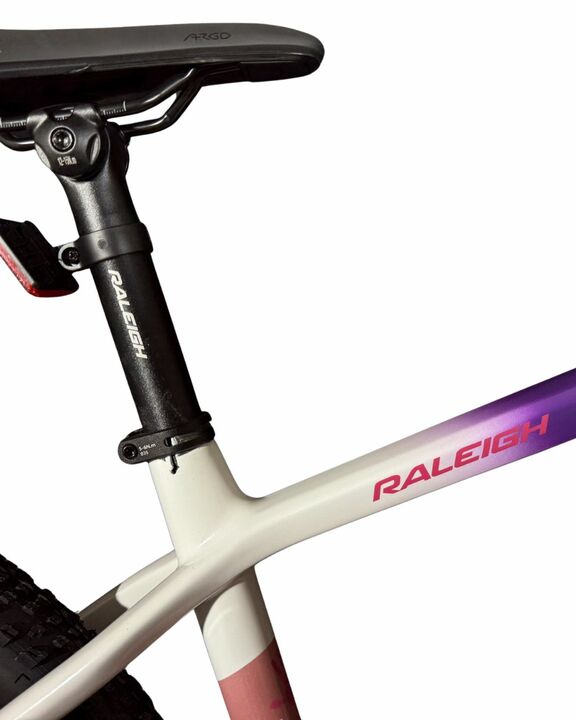 Bicicleta Raleigh Mojave 8.0 - Talle 16.5" - Rosa-Blanco-P- Cuadro de CARBONO - Frenos a discos Hidraulicos - Monoplato 1x12 - Rodado 29 MTB _ Linea 2026. - Vista 3